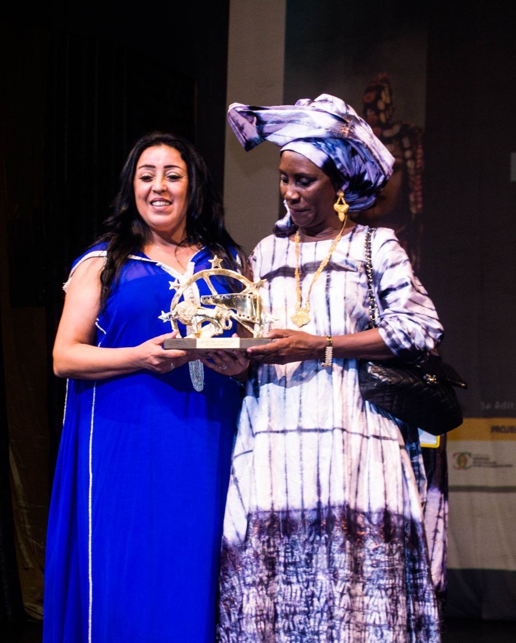 La créatrice Oumou Sy remettant le Prix du meilleur Long 2022